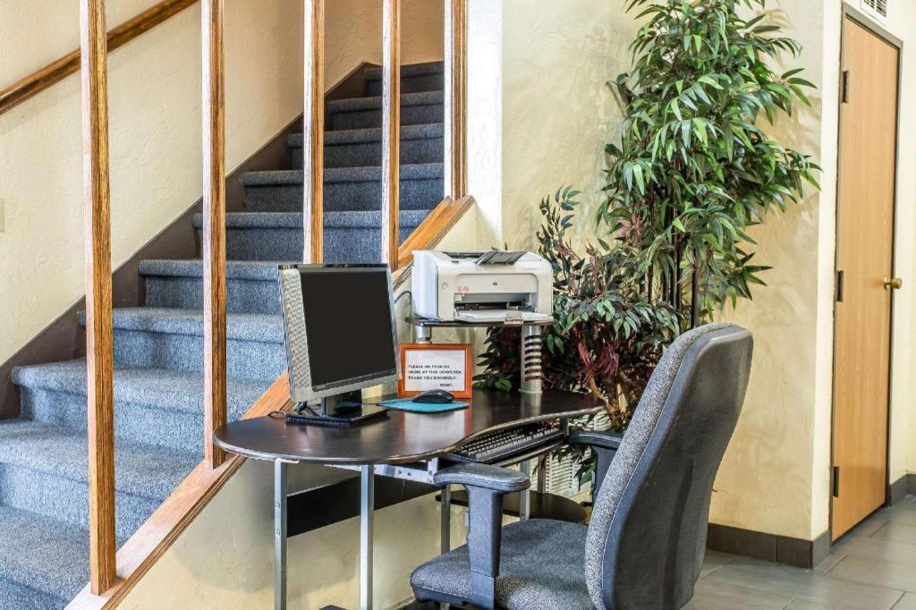 Rodeway Inn ロートン エクステリア 写真